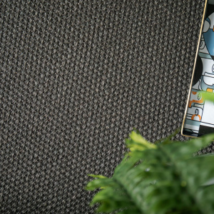 Moquette en fibre naturelle Tulum anthracite, texture structurée adaptée aux espaces de vie