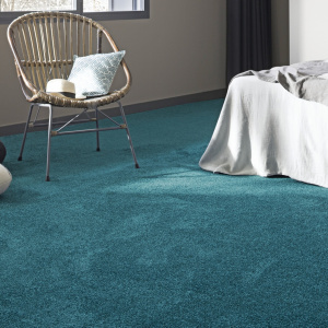 Moquette Feelings Balsan Bleu canard Abyss 180 au sol dans chambre cosy avec textiles et coussins