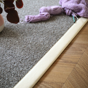 Tapis pure laine Latoon gris foncé - Ganse coton écru - chambre