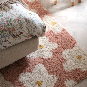 Tapis fleurs maximalistes Apolline Rose, tapis floral XXL apportant douceur et personnalité à la chambre