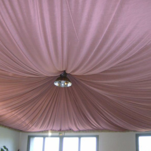 Toile grattée coton ignifugée M1 rose pour décoration de plafond et scénographie de réception