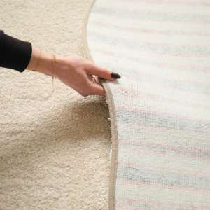Tapis contemporain de forme organique - Influence - Beige clair - envers