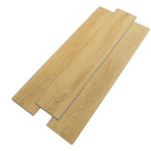Lame vinyle - Gerflor Senso Clic 3 - Scandinav honey mettant en valeur un bois miel lumineux sur trois lames décalées