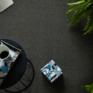Tapis sur mesure Tulum fibre naturelle anthracite en sisal dans salon contemporain, ambiance élégante et chaleureuse