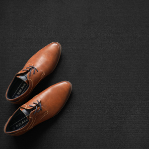 Chaussures habillées accompagnées d’objets décoratifs sur tapis textile Sylon Noir intense