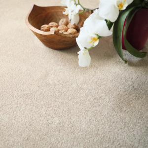 Moquette polyester recyclé Re-cycle Beige avec finition soignée et entretien facile