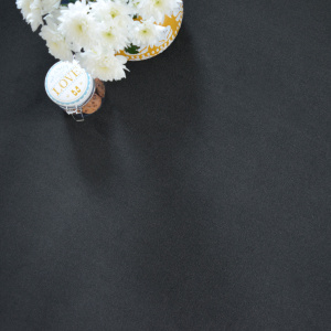 Ambiance cosy avec tapis velours Loft Résist noire et vase décoratif