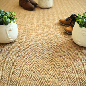 Sisal Veracruz Chevron Écru vue d’ensemble avec accessoires déco naturels