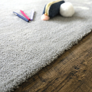 Texture du tapis salon velours gris perle, sensation moelleuse sous les pieds