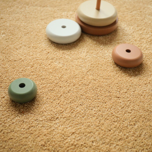 Tapis sur mesure Select camel texture velours avec accessoires décoratifs