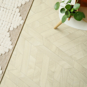 Détail du sol en vinyle éco-conçu - Lamelles de bois - Naturel avec tapis texturé