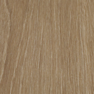 Zoom sur la texture bois mat de la lame PVC rigide clipsable Chêne naturel