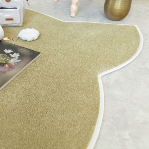Tapis Miaou - Chat Kawai - Vert matcha, détail de la silhouette avec oreilles et galon blanc contrastant