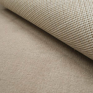 Détail de l’envers d’un tapis sur mesure Sylon Tendre muscade en velours haute résistance