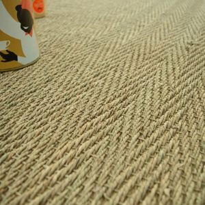 Décor salon tapis Bihar jonc de mer tissage chevron authentique