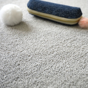 Structure du tapis salon en velours gris perle, zoom sur la douceur et l’aspect moelleux
