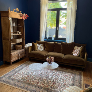 Tapis traditionnel floral Mamie in love - Corail doux dans un salon au charme vintage et à l'ambiance feutrée