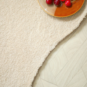 Tapis contemporain de forme organique - Influence - Beige clair - vue de près