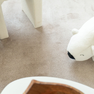 Moquette Pulse argile beige ultra douce, sol textile clair dans intérieur contemporain