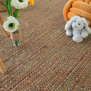 Moquette Bornéo Nature Multicolor avec tissage plat texturé et décoration végétale et peluche enfant