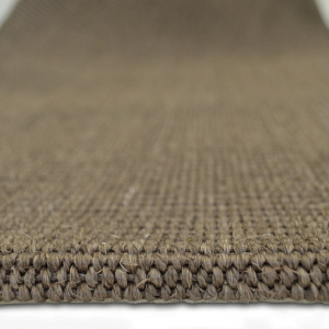 Tapis sisal Moka en coupe avec envers latex pour pose sécurisée en escalier et couloir