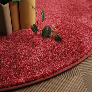 Tapis rond galonné en velours rouge passion Feelings mis en scène avec accessoires décoratifs