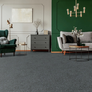 Moquette salon Lumicolor gris carbone posée dans un salon gris et vert
