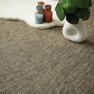 Moquette tissé plat Nusa Écorce texture naturelle avec vase et accessoires déco