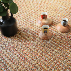 Moquette Népal Natté 4x4 Nature Multicolor Rouge en situation avec plante verte et objets déco contemporains