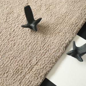 Tapis Cocoon grège galon fauve - gros plan
