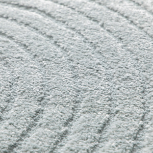 Tapis de salon en relief Circle - Courbe gris bleuté, avec une vue rapprochée sur ses lignes sculptées