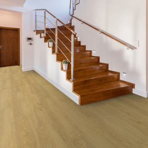 Sol PVC effet parquet en lame PVC chêne doré mat pour hall et circulation intérieure