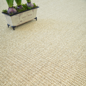 Revêtement sisal Quintana Blanchi dans une pièce de vie claire au style minimaliste et apaisant