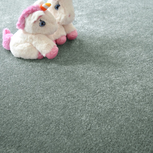 Moquette chambre ou salon Select Bleu gris avec peluche posée sur surface velours douce