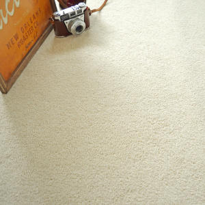 Moquette Manège Blanc coquille détail texture douce avec meuble bois et appareil photo décoratif