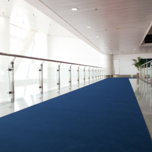 Moquette en rouleau Stand Event Bleu nuit pour couloir d’entreprise, solution résistante pour zones de passage