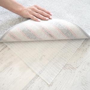 Sous tapis anti-glisse en situation, empêche le déplacement du tapis sur le sol