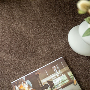 Tapis sur mesure en polyester recyclé - Re-cycle - Chocolat avec vase blanc et magazine dans une ambiance naturelle