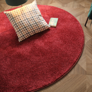 Tapis de salon rond Feelings Balsan rouge passion galonné avec coussin décoratif, ambiance cosy et élégante