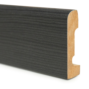 Plinthe noire à décor bois modèle V présentée en vue de trois quarts, avec finition mate et profil arrondi