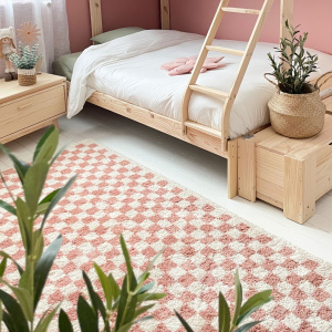 Tapis à damier Colorama Rose vintage dans une chambre d'enfant aux tons naturels