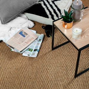 Sol Coco Paravan Chevron – revêtement naturel dans un salon chaleureux