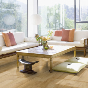 Sol PVC Best imitation parquet hêtre brun clair dans pièce avec table basse