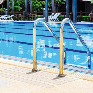 Adhésif antidérapant 25 mm x 18 ml, surface transparente adaptée aux sols extérieurs mouillés