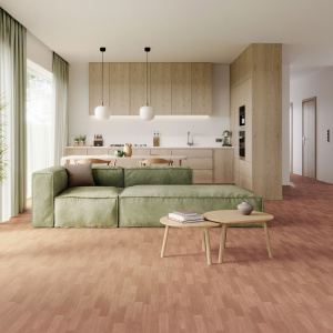 Sol vinyle Batimax Colmar T65 imitation parquet bois cuivré dans un salon lumineux avec canapé vert sauge et cuisine ouverte