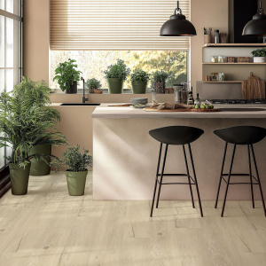Lame vinyle clipsable - Gerflor R55 Lock+ Acoustic - Corregio natural dans une cuisine ouverte baignée de lumière