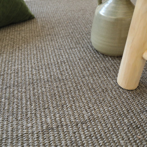 Détail du tapis sur mesure Terralys en sisal naturel argile, usage intensif et finition soignée