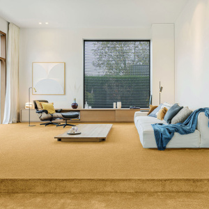 Moquette Kawaii ocre jaune ultra douce, ambiance chaleureuse et accueillante dans pièce de vie