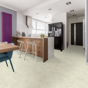 Sol vinyle Inspiration effet marbre clair - cuisine ouverte