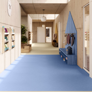 Revêtement de sol PVC Batimax Crystal T78 bleu ciel habillant le couloir d'un espace collectif aux murs clairs